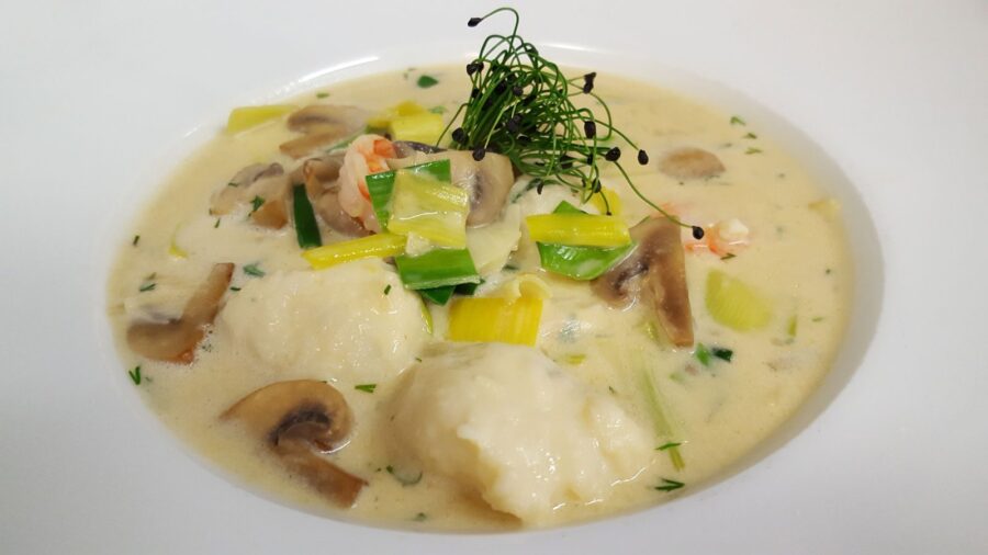 Hechtklößchen-Suppe mit Krebsen und Champignons: Eine Verfeinerung der deutschen Küche