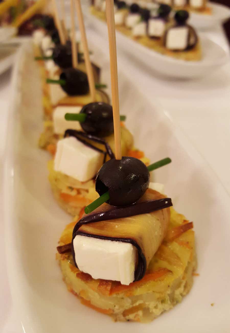 Kartoffel Möhren Küchlein mit Feta und schwarzen Oliven