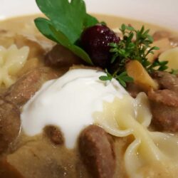 Die Stroganoff-Suppe ist eine köstliche Variante des klassischen Stroganoff-Gerichts, das in Form einer cremigen Suppe serviert wird.
