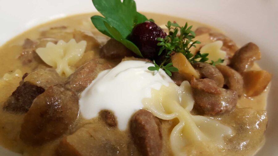 Die Stroganoff-Suppe ist eine köstliche Variante des klassischen Stroganoff-Gerichts, das in Form einer cremigen Suppe serviert wird.