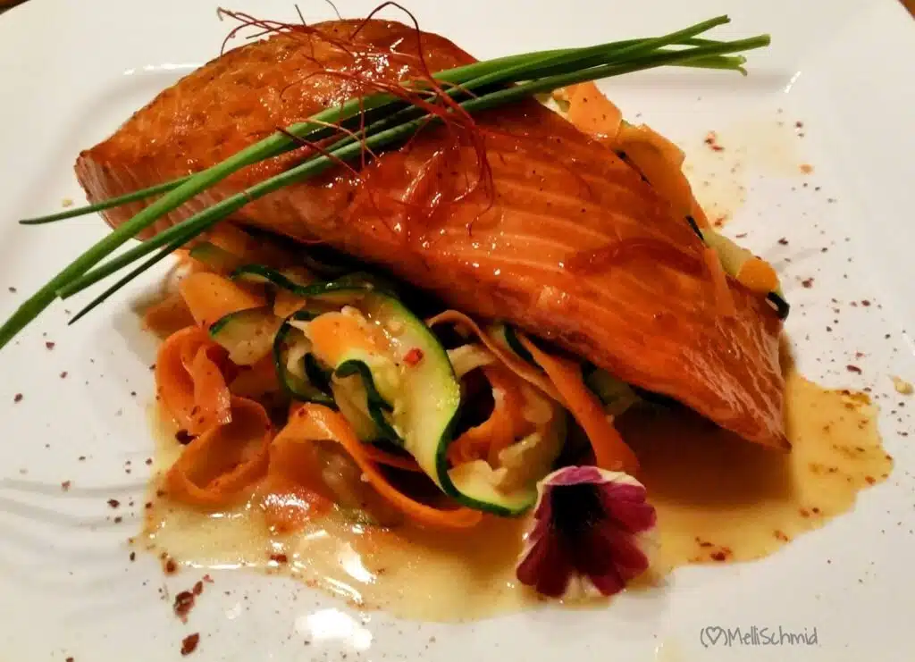 Karamellisiertes Lachsfilet auf scharfen Gemüsenudeln: Eine Meisterklasse der Aromen