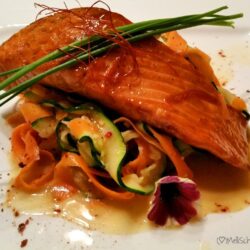 Karamellisiertes Lachsfilet auf scharfen Gemüsenudeln: Eine Meisterklasse der Aromen