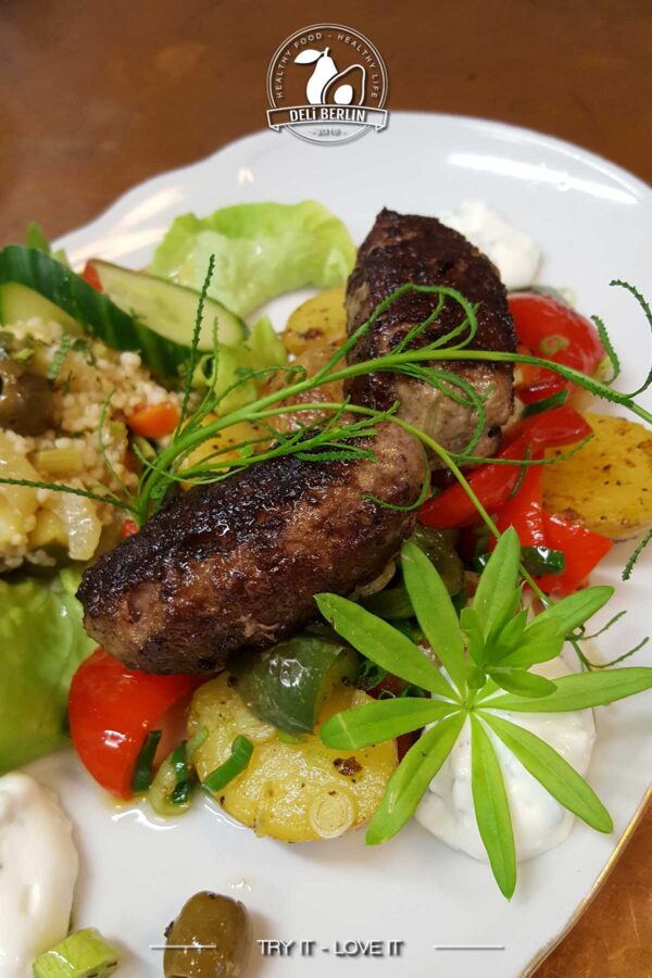 Türkische Köfte mit Olivenkartoffeln