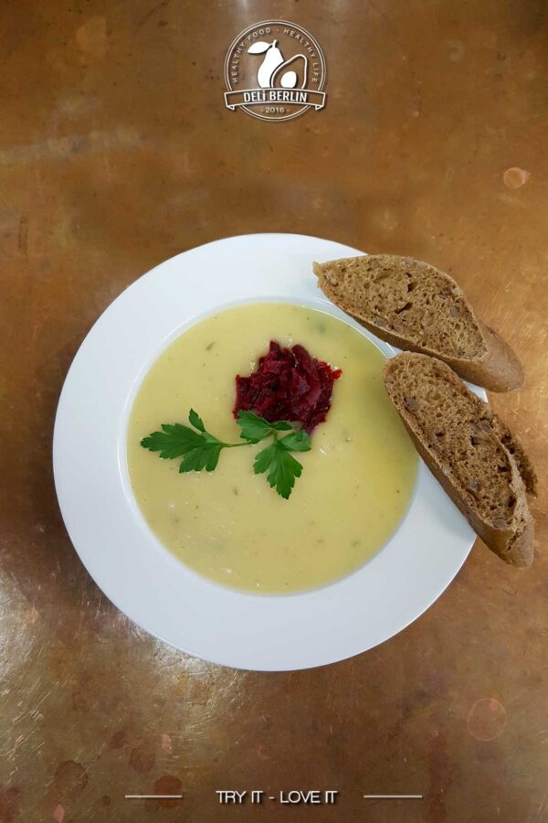 feine weiße Kartoffelsuppe mit Rote-Bete-Salat