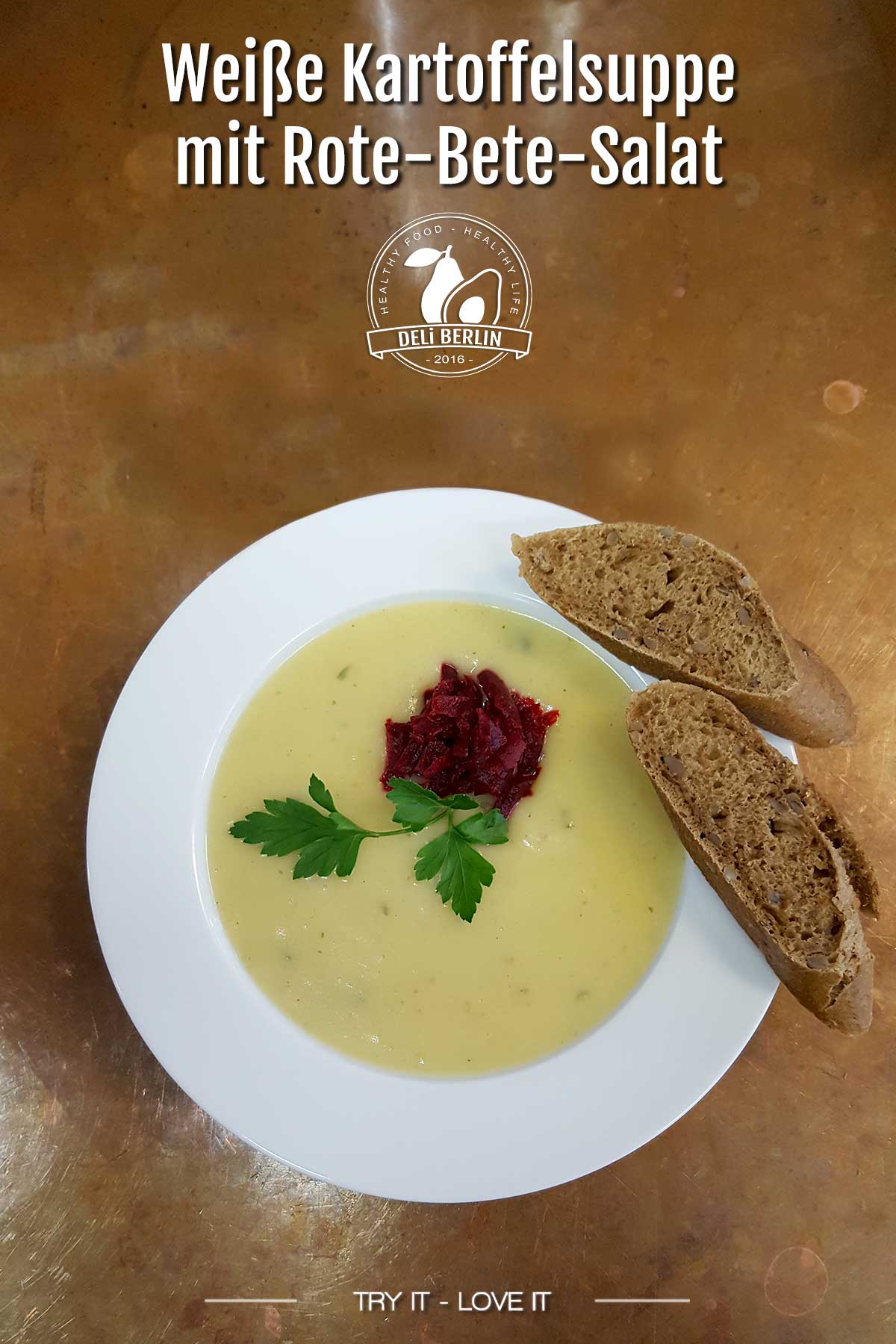 feine weiße Kartoffelsuppe mit Rote-Bete-Salat