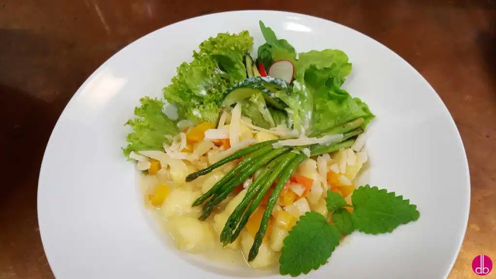 Pasta mit Pastinaken-Kürbis-Sauce und Gebratenem Thai-Spargel  
