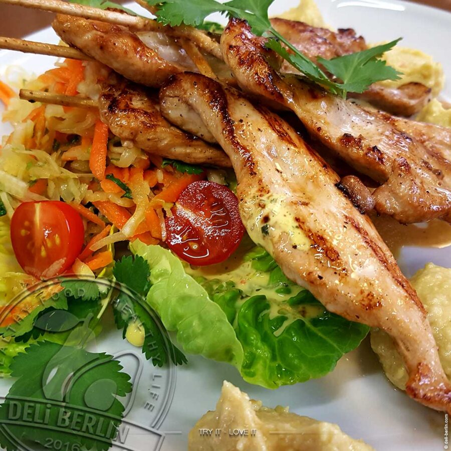 Satéspieße mit Cashew-Creme und Asia-Krautsalat