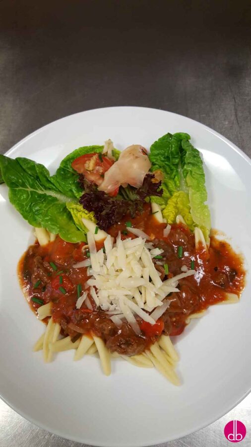 Foglie d'Ulivo in Rindfleisch-Tomatensauce mit gerösteten Paprika
