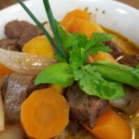 Rustikale italienische Rindfleischsuppe: Zuppa Rusticale con Spezzatino