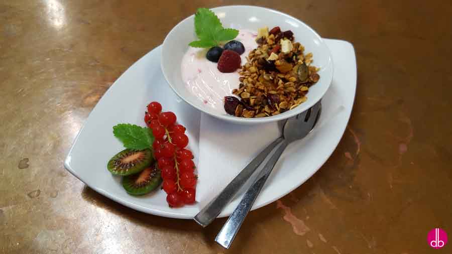 Smoothie Bowl mit selbstgemachten Granola