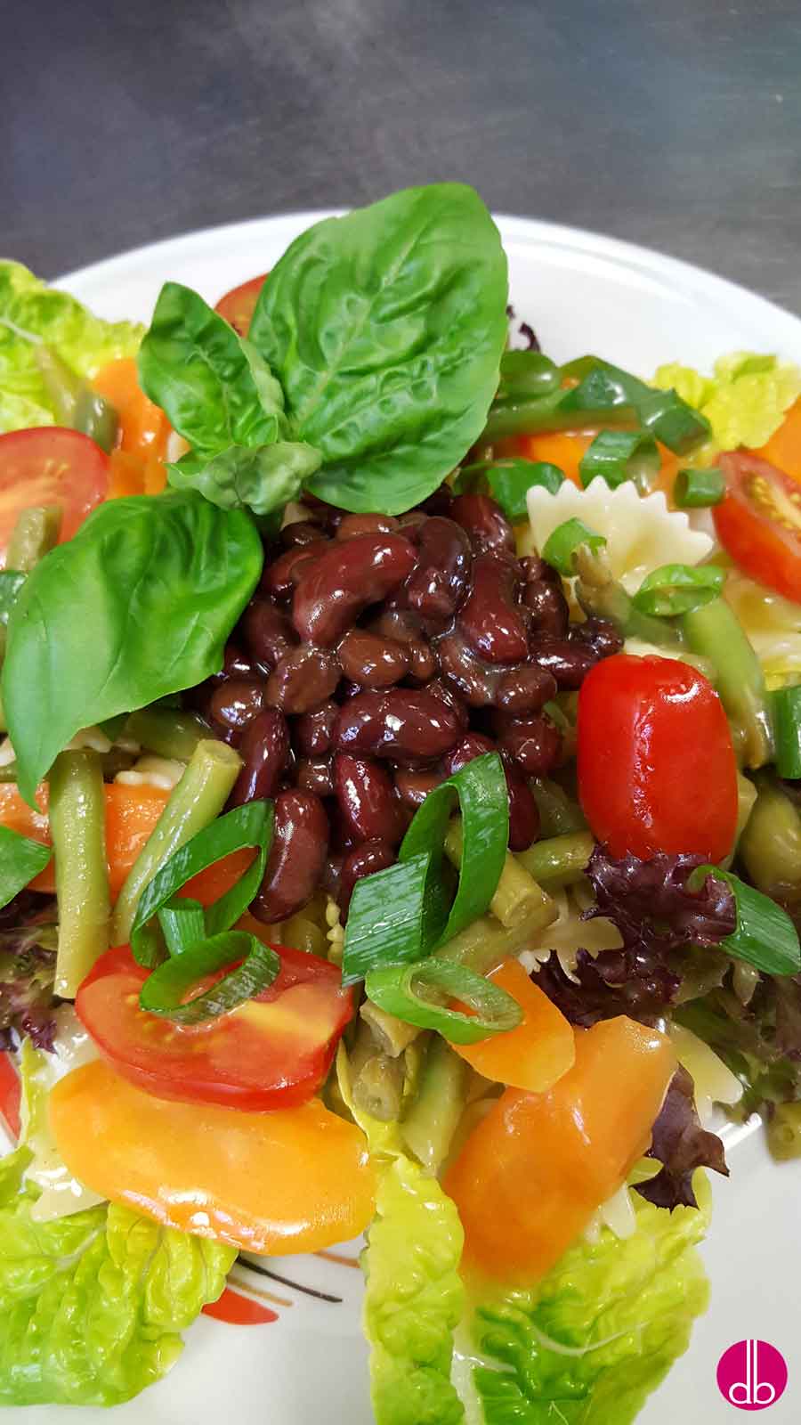 Kidney-Bohnensalat auf Nudeln mit Gemüse