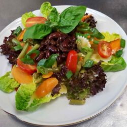Kidney-Bohnensalat auf Nudeln mit Gemüse