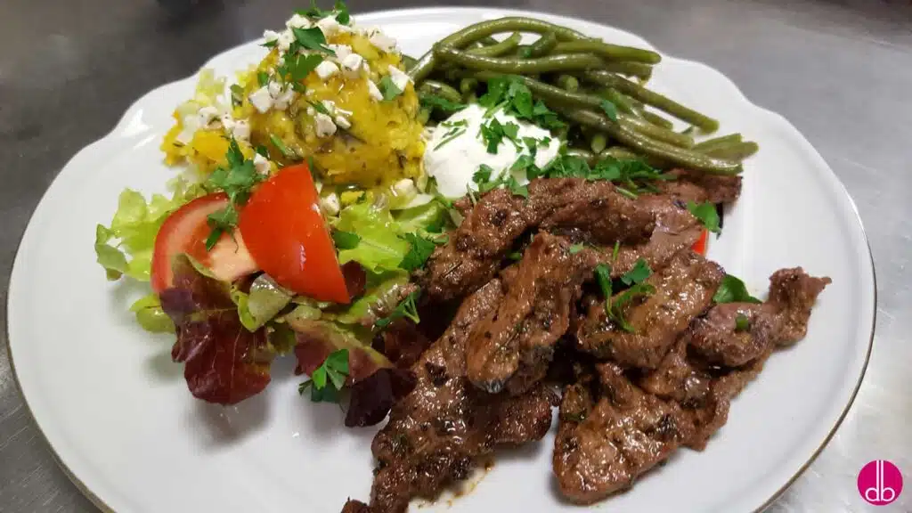 Gyros vom Lamm mit gebutterten grünen Schneidebohnen