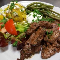 Gyros vom Lamm mit gebutterten grünen Schneidebohnen