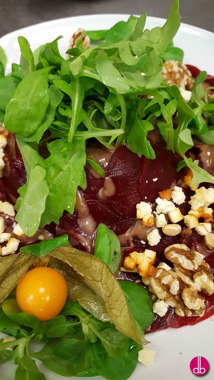 Rote-Bete-Carpaccio mit Rauke und gebackenem Schafskäse