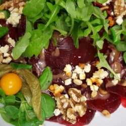 Rote-Bete-Carpaccio mit Rauke und gebackenem Schafskäse