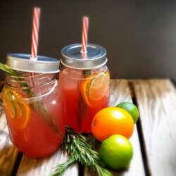 selbstgemachte Rosmarin Rhabarber-Limonade