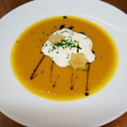 Karotten-Ingwer-Suppe mit Vanille und Schlagobers