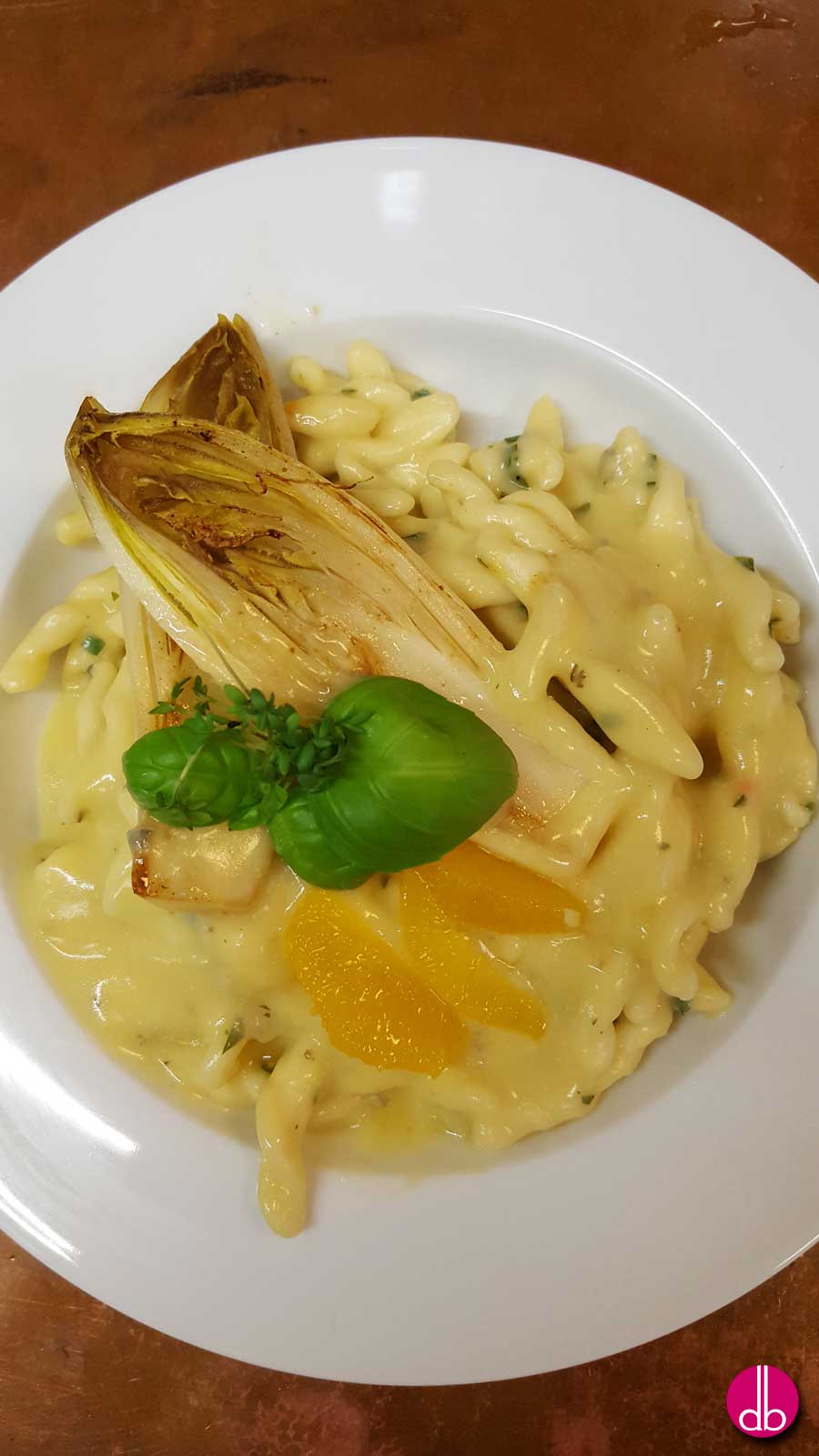 Strozzapreti in Orangen-Gorgonzola-Sauce mit gebratenem Chicorée