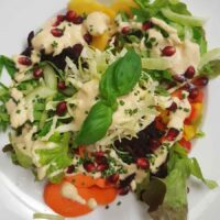 veganes Mandeldressing zu buntem Salat