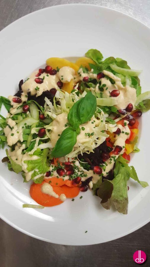 veganes Mandeldressing zu buntem Salat