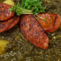 Deftiger Genuss: Winterlicher Grünkohleintopf mit gebratener Chorizo