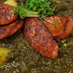 Deftiger Genuss: Winterlicher Grünkohleintopf mit gebratener Chorizo
