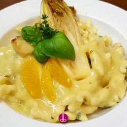 Strozzapreti in Orangen-Gorgonzola-Sauce geschwenkt mit gebratenem Chicoree