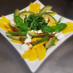 Mango-Avocado-Salat mit Mozzarella und Rauke