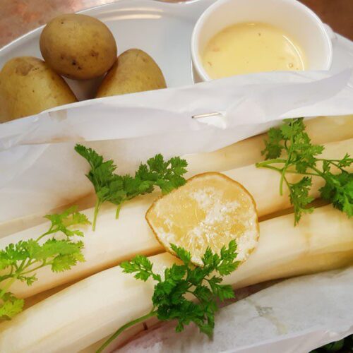 frischer Spargel in Pergament gegart, mit Blutorangen-Hollandaise ... frischer Spargel in Pergament gegart, mit Blutorangen-Hollandaise ...