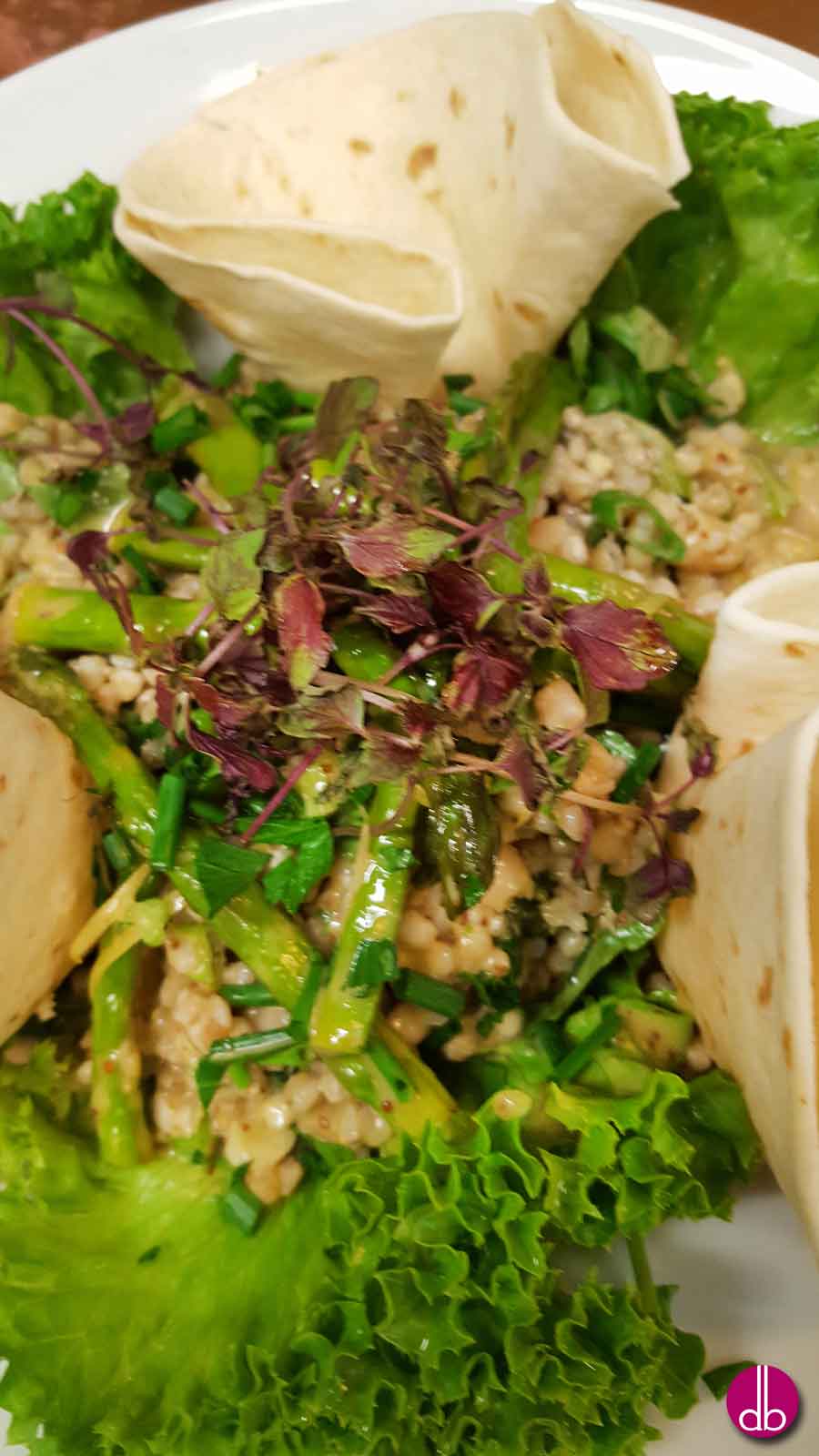 Buchweizen-Spargel-Salat auf Rucola