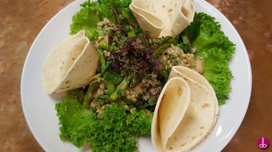 Buchweizen-Spargel-Salat auf Rucola