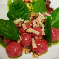 Rote-Bete-Gnocchi gefüllt mit Ziegenkäse und Honig