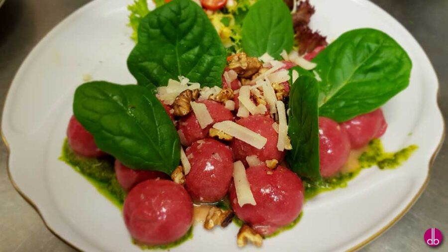 Rote-Bete-Gnocchi gefüllt mit Ziegenkäse und Honig