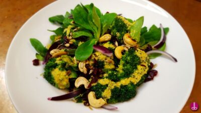 Rezept: veganer Brokkoli-Salat mit Cranberry und Curry-Nuss-Dressing