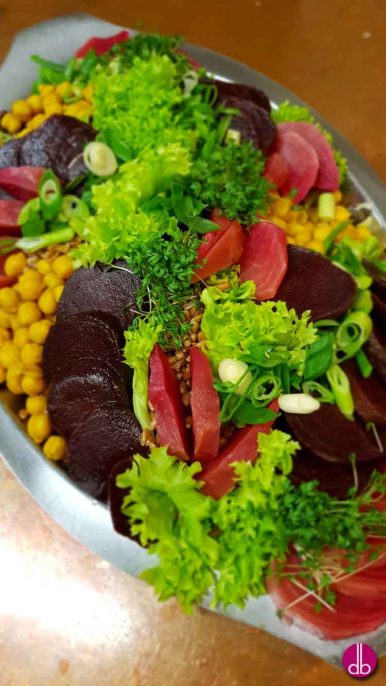 vegane Rote-Bete-Dinkel-Bowl mit Pfeffer-Mandel-Dressing