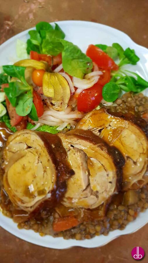 Spanferkel-Rollbraten auf deftigen Linsengemüse