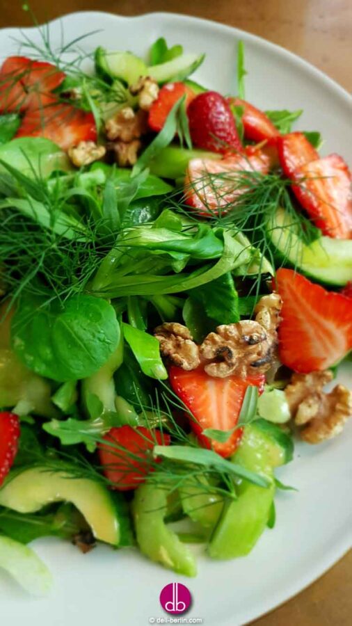 veganer Erdbeer-Gurken-Salat mit kandierten Walnüssen