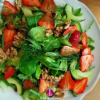 Erdbeer-Gurken-Salat mit kandierten Walnüssen