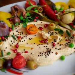 Hummus mit gebackenem Gemüse