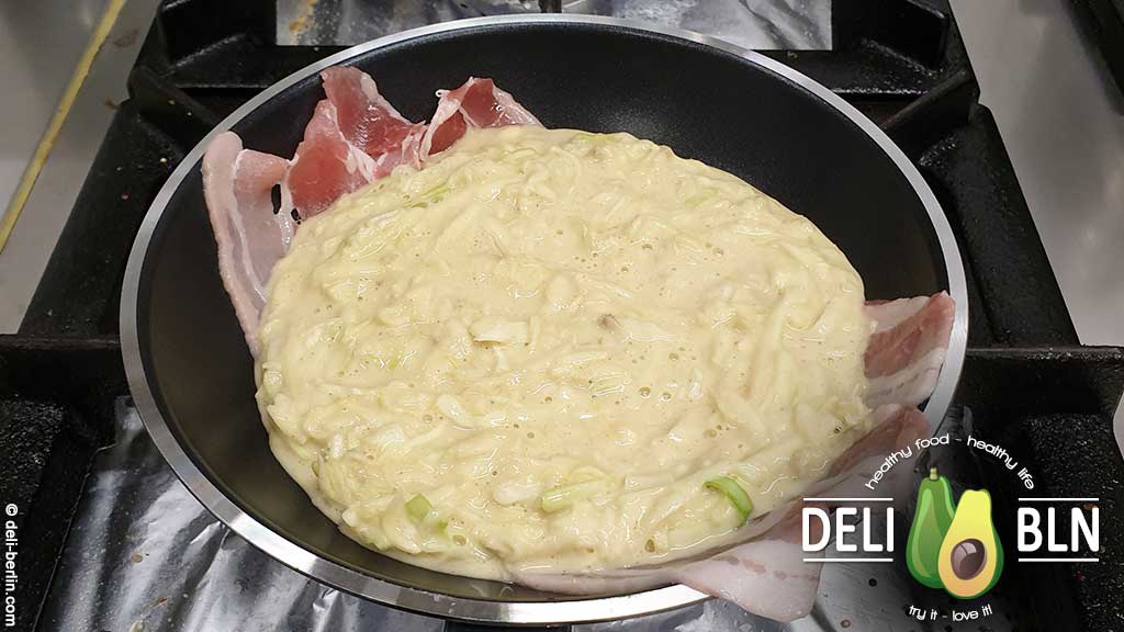 Okonomiyaki braten in der Pfanne