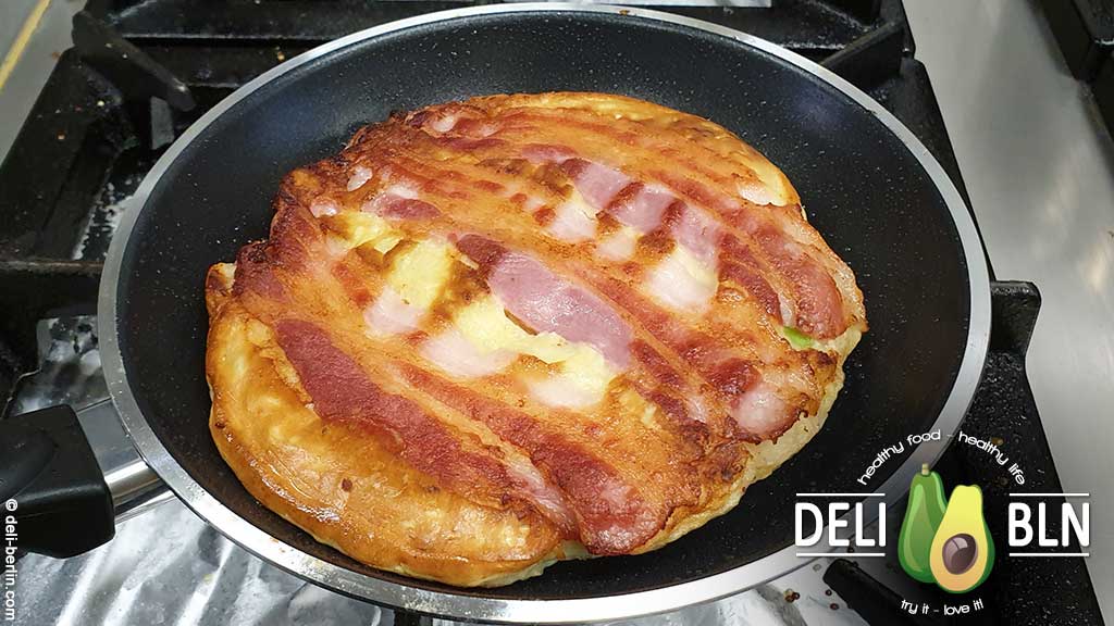 Okonomiyaki braten in der Pfanne