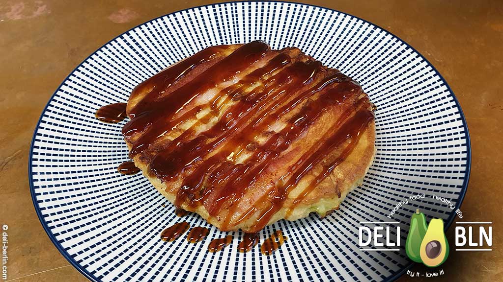 Okonomiyaki braten in der Pfanne
