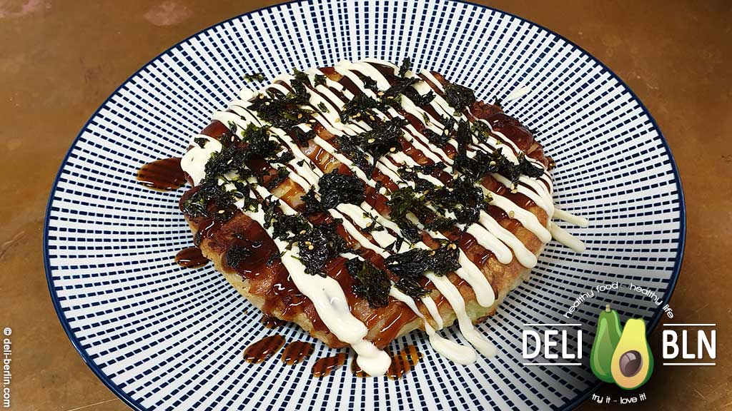 Okonomiyaki braten in der Pfanne
