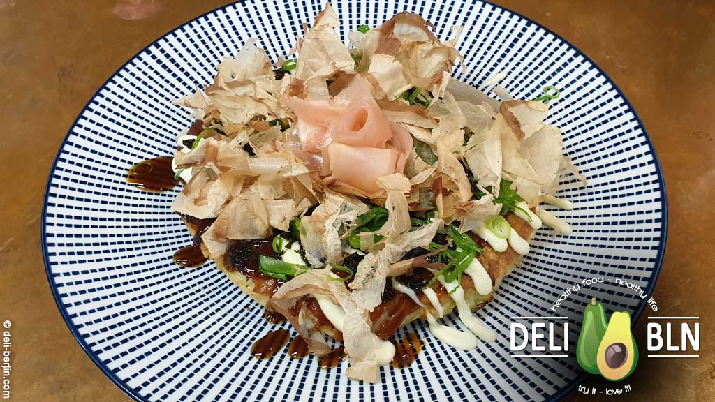 Okonomiyaki braten in der Pfanne