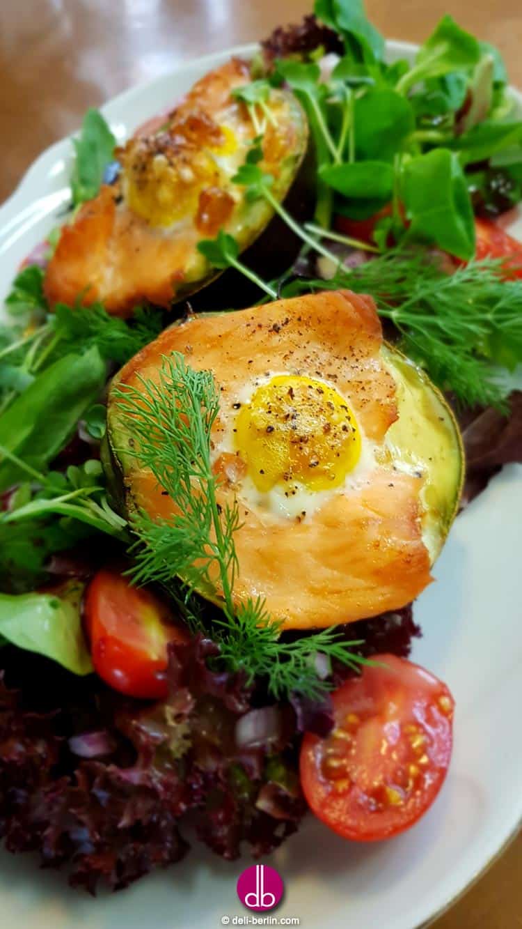 Ofengebackene Avocado mit Lachs und Ei: Ein gesunder Genuss!