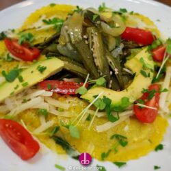 Selbstgemachte Mezzelune mit Spinat-Ricotta-Füllung und Salbei-Butter-Sauce