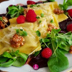 Ziegenkäse-Basilikum-Raviolacci auf Rote-Bete-Carpaccio