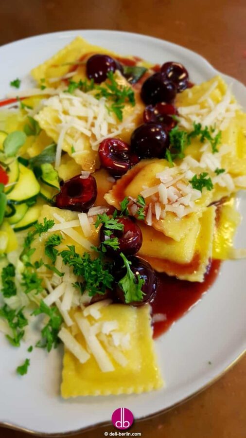Ravioli gefüllt mit Ziegenkäse dazu Balsamico-Kirschen