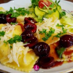 Ravioli gefüllt mit Ziegenkäse dazu Balsamico-Kirschen